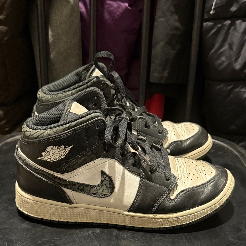 Jordan 1 Mid SE Panda Elephant (GS)